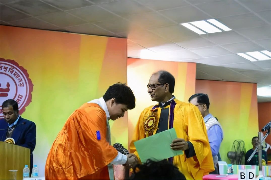 Abhigyan Guha in the Convocation at Jadavpur University with VC Suranjan Das.
